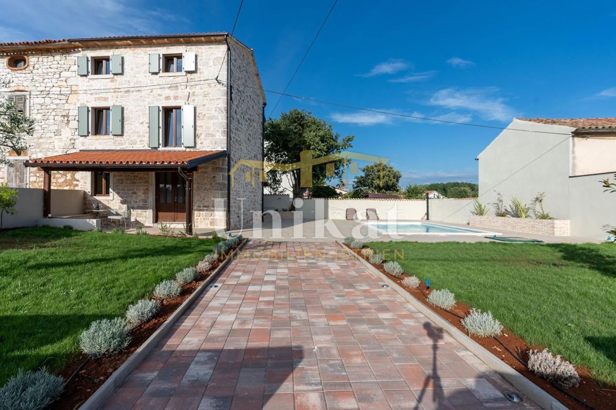 Casa in pietra ristrutturata con piscina